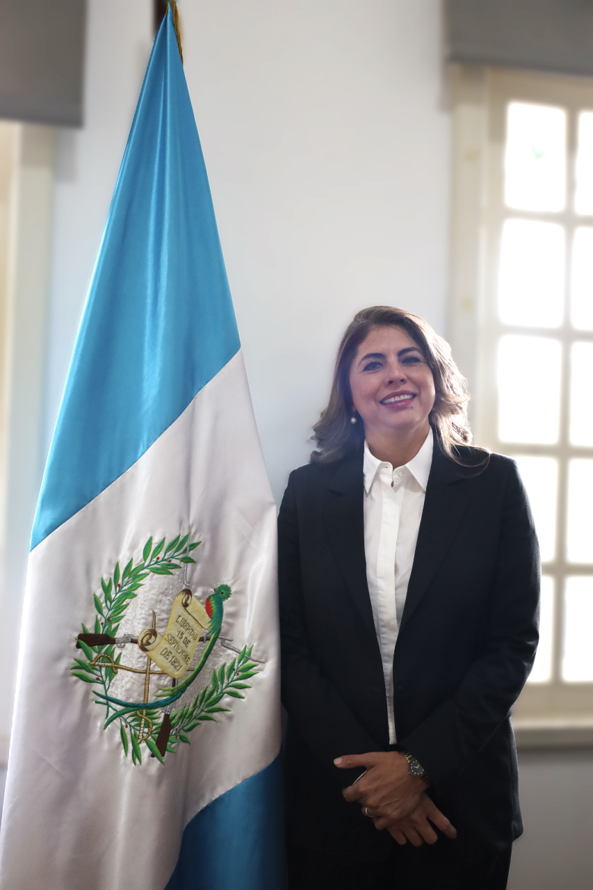 Licenciada Clara López Villatoro de Paiz